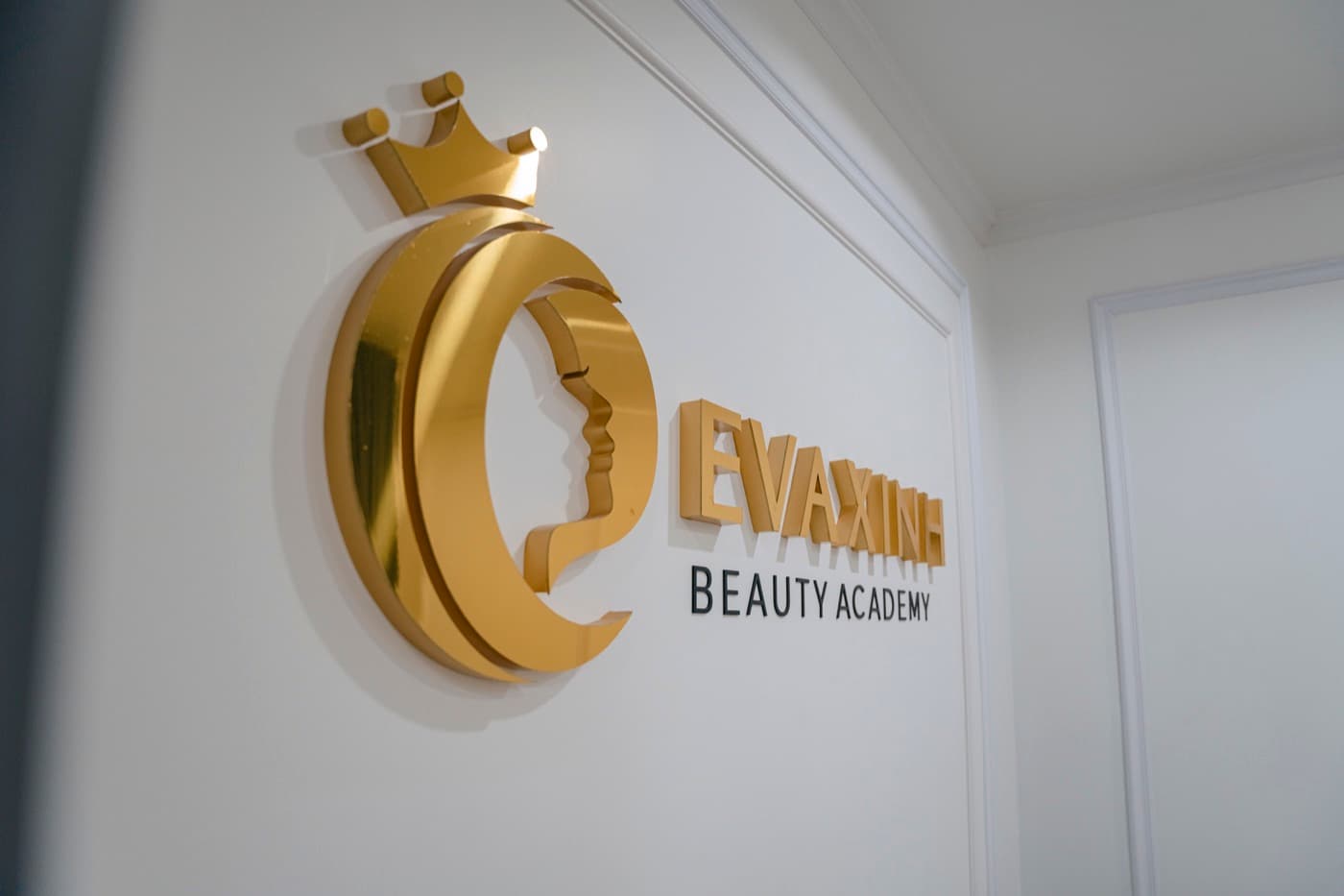 Biển hiệu logo EvaXinh Beauty Academy