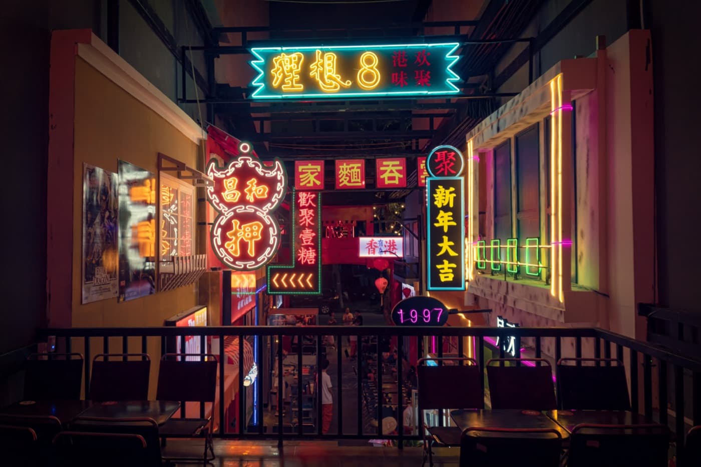 Không gian đèn neon phong cách Hong Kong